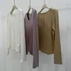 Camiseta básica de color liso con cuello en U y diseño de botón trasero para mujer, nuevo modelo otoño 2026, versátil, adelgazante, agradable para la piel, de manga larga