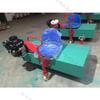 Máquina cardadora de césped artificial tipo coche pequeña máquina cardadora de jardín a gasolina máquina de cepillo de alambre para césped de campo de fútbol y patio de recreo