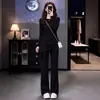 Conjunto casual elegante e estiloso de duas peças para mulheres, com top preto justo franzido assimétrico de manga longa e calça, moda primavera e outono
