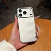 Adequado para iPhone 17 Pro Max, capa de celular com pintura metálica ondulada, capa rígida anti-queda listrada para Apple 16 com botões de metal