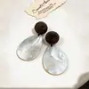 Pendientes colgantes de concha de aguja plateada con hoja, de lujo ligero, alta gama, modernos, pendientes sencillos, versátiles y exquisitos para mujer, de otoño e invierno