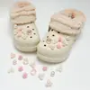 Sapatos de veludo cotelê com palmilhas acolchoadas, acessórios de corrente de contas com pena azul e borboleta, embelezamentos DIY de alta qualidade, leves e luxuosos, perfeitos para adicionar um toque de charme feminino aos seus sapatos
