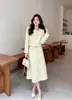 Conjunto Duas Peças Chic Francês: Conjunto de Jaqueta Cropped Off-White + Saia Midi Evasê, Roupas Femininas Magras de Luxo Leve para Eventos Sociais