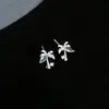 Pendientes Minimalistas de Estilo Coreano Pequeños con Microincrustaciones de Circonita para Mujer, Frescos y de Moda, Lujo Ligero con un Toque de Alta Gama, Pendientes Amigables con los Oídos