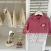 ¡El Brillo Blanco de Col para Bebé En! Conjunto de Dos Piezas Original para Niñas: Cárdigan con Capucha de Fruta del Dragón y Pantalones Rectos de Puntos