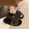 Pantuflas esponjosas, de suela plana, con punta abierta para otoño e invierno, con diseño de estampado de leopardo, estilo versátil, patrones florales de moda y forro de felpa añadido.. Pantuflas de mujer estilo coreano