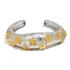 Moda Europeia e Americana Elegante Design de Nicho Joia de Mão Aço Inoxidável Banhado a Ouro 18K Fundição Exagerado Pequena Flor Pulseira Feminina Luxo Acessível