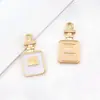 Conjunto Misto de 23 Acessórios DIY: Bolsa de Perfume Estilo Chanel Preto e Branco, Pingentes de Esmalte, Brincos de Liga, Chaveiros, Pequenos Berloques