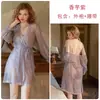 Precioso Conjunto de Hogar con Camisola de Satén Transparente Acolchada con Parches de Encaje y Bata de Malla 1048