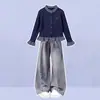 Coleção nova e da moda para meninas na primavera e no outono: top estiloso xadrez retrô color-block combinado com calça jeans cinza, um conjunto versátil de duas peças