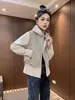 Jaqueta curta estilo coreano com capuz e cordão, falsa peça dupla, para mulheres, novo modelo primavera e outono 2026, caimento solto, afina a silhueta, versátil, adequada para mulheres baixinhas