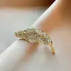 Broche para Mulheres Folha de Árvore Corsage de Alta Qualidade Liga de Metal com Strass Dourado Acessório de Fixação para Roupas Alfinete Anti-Exposição Alfinete de Lapela