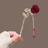 Grampo de Cabelo com Flor Vermelha Aveludada Outono e Inverno Headdress de Saia Facial de Cavalo Feminina Novo Grampo de Cabelo Vermelho Chinoiserie Grampo de Cabelo para Noivado Casamento Cheongsam