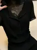 Camiseta Feminina Preta de Manga Curta com Renda e Patchwork, Decote V, Estilo Puro Desejo, Design Fino de Verão, Caimento Justo, Valoriza a Silhueta, Top com Ombro Regular