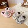 Pantufas fofas e doces florais para meninas, nova coleção outono/inverno 2026, forradas com fleece para aquecimento, pantufas de algodão slip-on versáteis e confortáveis.