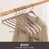 Novos cabides curvos, espessos e reforçados para uso doméstico, projetados para adultos, apresentando um design sem costura para evitar marcas nos ombros, e adequados para roupas secas e molhadas, oferecendo um toque de luxo