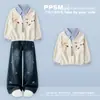 Conjunto casual de duas peças para primavera e outono de 2026, com um design moderno apresentando uma blusa de moletom falsa de duas peças e calça jeans com gravata borboleta