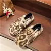 Pantuflas de moda con estampado de leopardo para mujer, zapatos de pelo de lana de cordero, nuevo estilo de invierno 2026, mocasines de algodón elegantes para mujer con suela suave