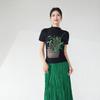 Camiseta Feminina Manga Curta com Estampa Plissada de Milho Única, Camisa Básica Preta Slim-Fit Emagrecedora, Top Estilo Issey Miyake para o Verão