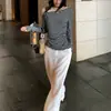 Kendall pusumede por aí, camiseta branca de manga longa ombro a ombro para mulheres, com design de nó torcido e um top de malha ombro a ombro