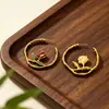 Aretes Florales Franceses Artísticos de Color Contrastante Retro Vintage Doble Capa Rose Ear Cuffs Aretes Huecos Elegantes de Nicho para Mujer