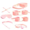 Kit erótico de bondage SM con esposas, látigo, mordaza, antifaz y herramientas para el juego sexual de parejas adultas