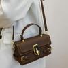 Bolsa de Mão de Grande Capacidade para Mulheres 2024 Textura Popular Trançada Moda Retrô Europeia e Americana Bolsa de Ombro Único Transversal Tendência de Cor Contrastante