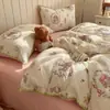 Conjunto de cama de quatro peças em gaze dupla, novo modelo 2026, lençol de cama, roupa de cama, capa de edredom, conjunto de três peças para cama de dormitório, adequado para todas as estações