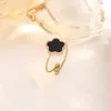 Acero de Titanio Color Dorado de 18K Collar, Pulsera, Pendientes y Anillo de Trébol de Cinco Hojas Lisos, Set de Cuatro Piezas, Joyería de Moda para Mujer