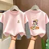 Nova Camiseta de Manga Longa 100% Algodão para Meninas Primavera/Outono 2026 Patchwork Listrado Moda Falsa Duas Peças para Crianças Médias e Grandes