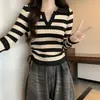 Camisa base de tricô listrada em algodão mercerizado para mulheres, estilo outono, suéter elegante com decote V, camada interna com um top estiloso de cordão