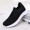 Novo modelo de primavera, sapatos casuais slip-on masculinos, leves, respiráveis, antiderrapantes, com sola macia e malha, sapatos de pai confortáveis