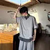 Camiseta polo listrada de manga curta cinza claro, imitação de duas peças para homens, marca moderna de verão, gola de camisa retilínea retro americana