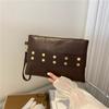 Bolso de mano de moda personalizado de celebridad de Internet 2022 este año popular estilo occidental temperamento simple para ir al trabajo bolso sobre remache bolso de mujer