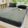 Faldón de Cama de Terciopelo de Leche Peso Alto Más Terciopelo Engrosado 2026 Nuevo Dormitorio Estudiantil Habitación Cubierta de Cama Faldón de Cama Juego de Tres Piezas