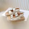 Sandalias para Niños 2025 Otoño Nuevo Estilo Niños y Niñas Versión Coreana de Una Tira Zapatos de Playa Hebilla Metálica con Forma de Sol Sandalias Birkenstock