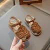 Sandalias para niña de punta cerrada caladas 2025 verano nuevos zapatos para niños zapatos de princesa para niño suela suave tejidos zapatos de bebé