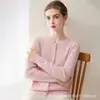 Cardigan de Tricô Gola Redonda 100% Caxemira Pura Luxo Leve Caimento Solto e Fluido Valoriza a Figura Atmosfera Suave para o Dia a Dia
