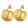 Europa y Estados Unidos tendencia retro personalidad dulce fresco relieve forma de C acero de titanio comercio electrónico transfronterizo al por mayor fábrica de joyería de aretes para mujer