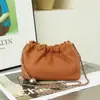 Venta al por mayor de fábrica nuevo bolso de piel de vaca de primera capa para mujer bolso nube hombro portátil bandolera bolso de madre bolso cuadrado pequeño