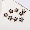 Pendientes de botón franceses con forma de rosa retro con flor de perla blanca y negra, accesorios de joyería de aleación para manualidades con aceite de gota, venta directa de fábrica