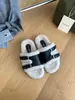 Nuevas Pantuflas de Lana Cachemir Otoño/Invierno 2026 Para Exteriores Chanclas con Hebilla de Cuero Zapatillas de Algodón con Suela Gruesa de Cuero Mate para Mujer