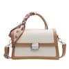 A bolsa tiracolo popular deste ano, novo design de moda nicho versátil 2025, estilo estrangeiro da moda, contraste de cor da textura