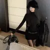 Vestido Base Negro de Cuello Alto y Manga Larga para Mujer, Nuevo Estilo Otoño e Invierno, Súper Elegante, Ceñido a la Cintura, Adelgazante, Falda Corta que se Ajusta a la Cadera