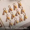 Un juego de llaveros de sándalo con animales del zodiaco, con cordones de colores y borlas, con lindos diseños de animales, adecuado para decoración de automóviles, hecho de madera