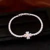 Pulseira com pingente de flor de trevo de zircônia, luxo leve, elegante, pulseira de moda nicho, adequada para o trajeto diário, com senso de design