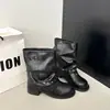 Fivela de Cinto com Tachas de Sulfeto Botas Arredondadas Plissadas para Mulheres 2025 Nova Moda Europeia e Americana Botas Curtas de Solado Grosso Botas Finas para Tornozelo Tendência