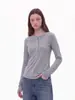 Camiseta feminina nova de manga longa com gola Henley para o Outono de 2026, base versátil de Lyocell com corte justo para usar em camadas ou sozinha