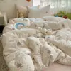 Juego de cuatro piezas de ropa de cama de gasa de doble capa con sensación de nube para maternidad e infancia Clase A, funda de edredón de nuevo estilo pastoral, juego de tres piezas para dormitorio de estudiante