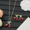 2025 Nuevo Modelo Huajia Versión de Alta Gama Pendientes en Forma de V con Diamantes Rojos Cereza para Mujer, Collar de Lazo de Lujo al por Mayor